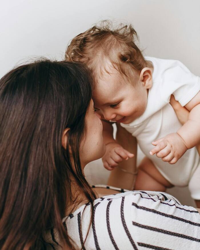 Mamá compartiendo un momento tierno con su bebé